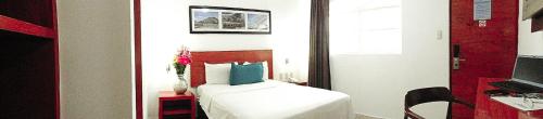 a hotel room with a bed and a desk at Hotel River Poliforum in León