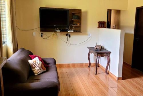sala de estar con sofá y mesa en Borges House, en Imbituba