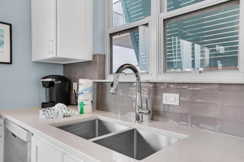 Una encimera de cocina con un fregadero y una ventana. en Destiny Beach Villas #20B, en Destin