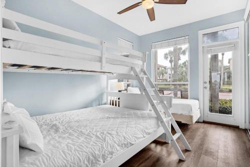 Un dormitorio con dos literas y un ventilador de techo. en Destiny Beach Villas #20B, en Destin