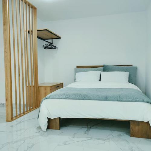 um quarto com uma cama grande e uma luz por cima. em Dream Apartment Ioannina em Ioannina