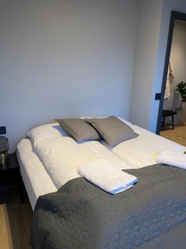 - un grand lit avec 2 oreillers dans l'établissement Lovely apartment with hot tub access, à Akureyri