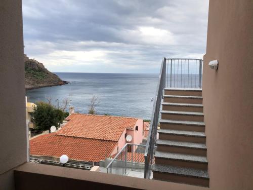 balcone con vista sull'oceano. di Casa Pasquelli a Castelsardo