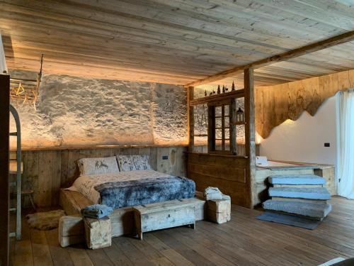 um quarto com uma cama e um tecto de madeira em AL BAIT DA LUCIA Bormio em Bormio