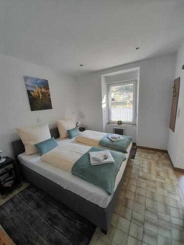 um quarto com uma cama grande num quarto em Moselliebe Zell em Zell an der Mosel