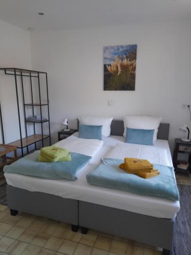 um quarto com uma cama com duas almofadas em Moselliebe Zell em Zell an der Mosel