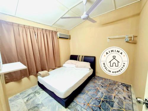 Aimima Muslim Homestay @ Lost World Of Tambun. في Kampong Batu Lapan: غرفة نوم بها سرير ومروحة سقف