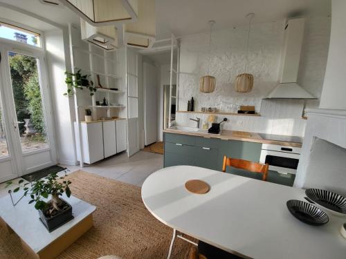 Η κουζίνα ή μικρή κουζίνα στο Appartement La verrerie, terrasse et jardinet