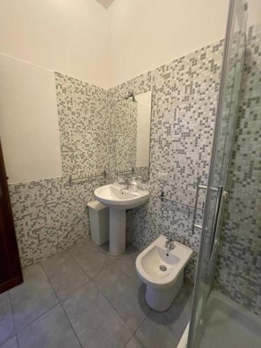 uma casa de banho com um lavatório e um WC em Cami s holidays home em Catânia