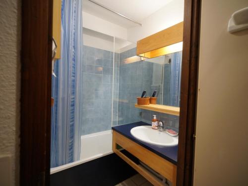 une salle de bain avec un lavabo et une douche dans l'établissement Studio confortable avec balcon, pour 4 personnes à Samoëns - FR-1-629-117, à Samoëns