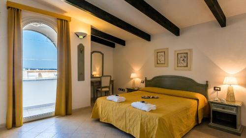 Hotel Cala Di Seta tesisinde bir odada yatak veya yataklar