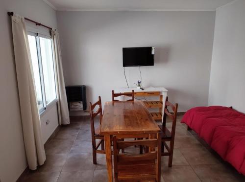 Habitación con mesa, sillas y cama en Lo de Sil en Santa Teresita