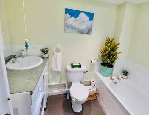 a bathroom with a sink and a toilet and a tub at Dapps Hill Haven - between Bristol and Bath, both 9 mins by train! in Keynsham