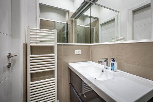 ein Bad mit einem Waschbecken und einem Spiegel in der Unterkunft Relais Lavagnini Florence in Florenz