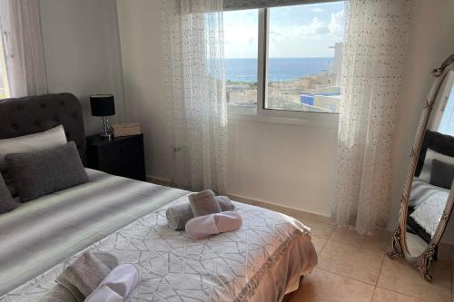 Una cama o camas en una habitación de Eden Heights - Chlorakas Paphos - Sea View Luxury 2 Bed Apt By Yiota