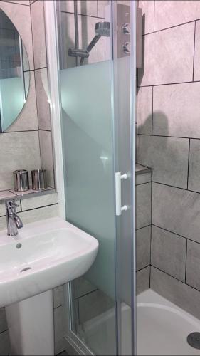 een badkamer met een douche en een wastafel bij City of London in Londen