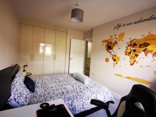 盧肯的住宿－Cozy room in Lucan，卧室配有一张壁挂图床