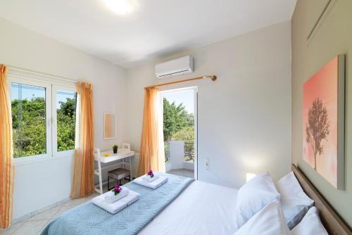 Giường trong phòng chung tại Chania City Villa