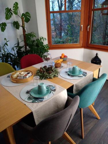 drewniany stół z talerzami i miskami z jedzeniem w obiekcie Chambre double w mieście Boersch