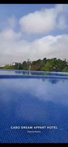 ein großer Swimmingpool mit blauem Wasser in einem Resort in der Unterkunft Studio avec piscine cabo dream a cabo Negro 97 in Cabo Negro