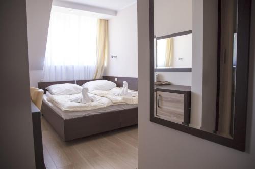 a bedroom with a bed and a mirror at Ośrodek Wypoczynku i Rekreacji Venus in Mrzeżyno