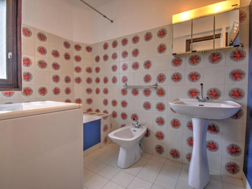 une salle de bain avec un lavabo et des toilettes dans l'établissement Appartement au centre avec balcon, parking et forfaits ski avantageux - FR-1-524-110, à Morzine