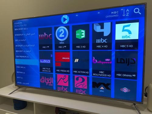 TV at/o entertainment center sa شقة انيقه بصاله وغرفه نوم - دخول ذاتي