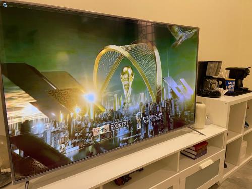einen großen Flachbild-TV auf einem Regal in der Unterkunft شقة انيقه بصاله وغرفه نوم - دخول ذاتي in Riad