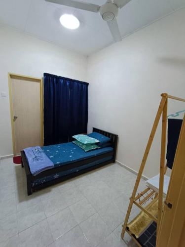 Habitación con cama y escalera. en NuReezal Homestay Seremban en Seremban