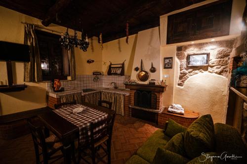 un soggiorno con tavolo e cucina di La Casa del Puffo a Santa Fiora