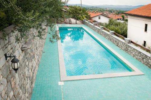 - une vue sur la piscine située dans un bâtiment dans l'établissement Tourist Farm Škerlj, à Dutovlje