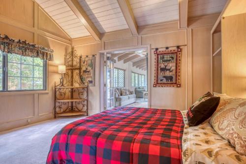een slaapkamer met een bed met een geruite deken bij 036 - Eye of the Eagle in Big Bear Lake