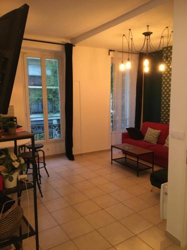 - un salon avec un canapé rouge et une table dans l'établissement Terrasses du Port 5 mn, T2 moderne tout équipé 5 couchages, à Marseille