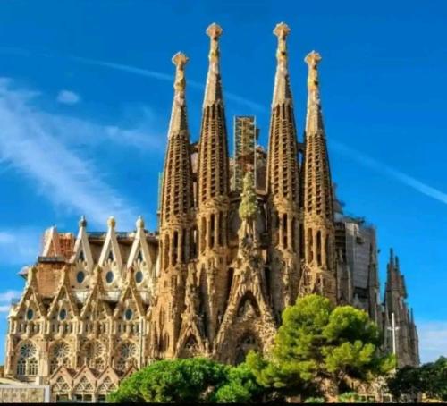 a building with many spires on top of it at Aeropuerto Barcelona -Mi colibrí in El Prat de Llobregat