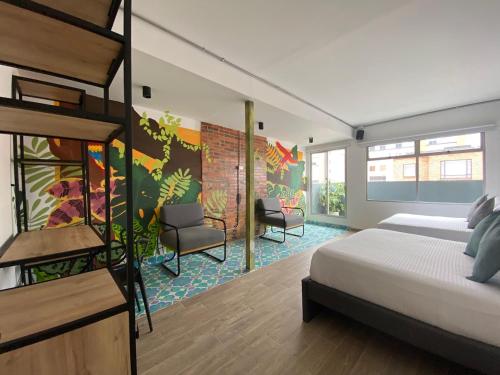 1 dormitorio con litera y sillas en 103 Wonderful House, en Bogotá