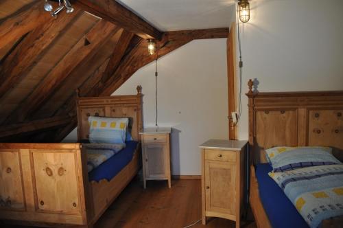 Un pat sau paturi într-o cameră la Attika Wohnung 7546 Ardez