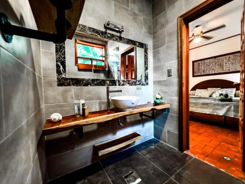 uma casa de banho com um lavatório e um espelho em Canal Grande Lodge em Piedades