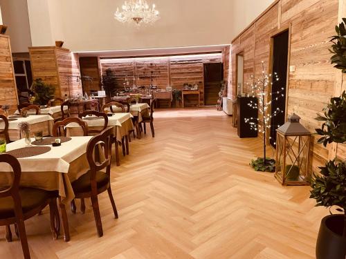 Reštaurácia alebo iné gastronomické zariadenie v ubytovaní HOTEL LE FONTI