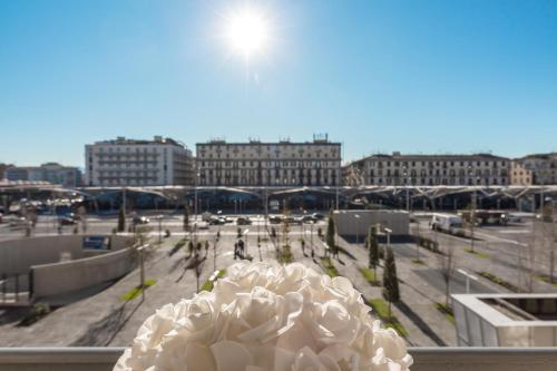 una escultura blanca en el alféizar de la ventana con vistas a la ciudad en Hotel Sant'Angelo Palace, en Nápoles