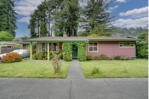 Redwood home on the Majestic Eel River (Pet friendly)