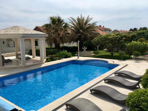 Bazén v ubytovaní Apartments Villa Jadranka Adults only alebo v jeho blízkosti