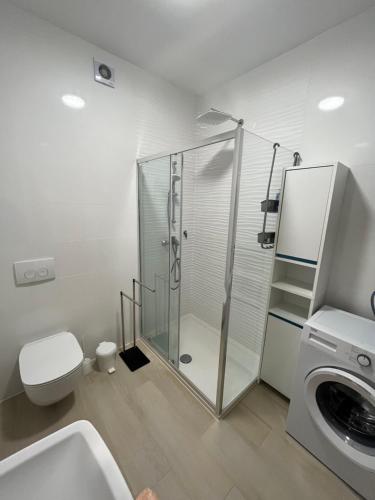 Apartment Lucija في سيموني: حمام مع دش ومرحاض ومغسلة