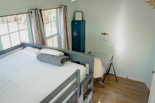 a bedroom with a bed and a window at Wanderstay Houston Hostel in Houston