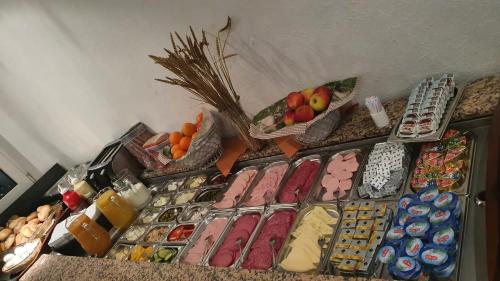 Ein Haufen verschiedener Arten von Essen auf einem Regal in der Unterkunft Hotel Rüttenscheider Stern in Essen