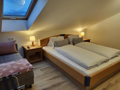 Un dormitorio con una cama grande y una ventana en Haus Miriam, en Sankt Lorenzen ob Murau