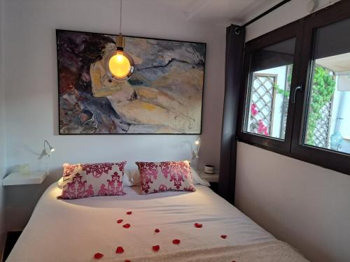 バダロナにあるBarcelona Badalona Playa Terrazaのベッドルーム1室(赤いハートのベッド1台付)