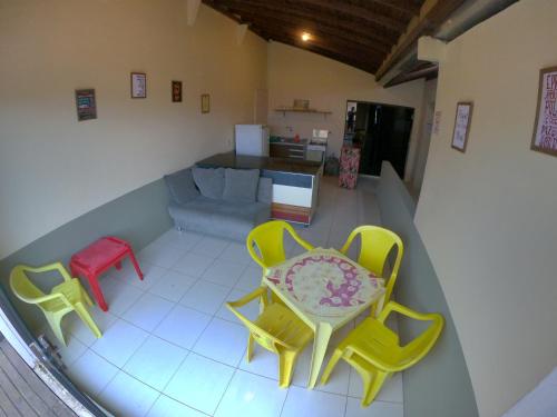 a room with three chairs and a table and a couch at Complexo Desenferruja uma quadra Praia da Ferrugem in Garopaba