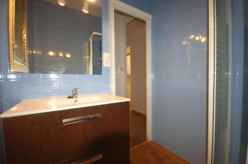 uma casa de banho com um lavatório, um espelho e um chuveiro em Lets Holidays Apartment Barcelona near beach em Barcelona