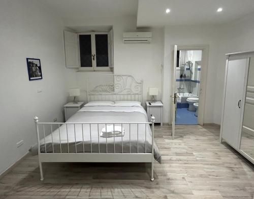 A bed or beds in a room at URBE - Delizioso appartamento Quartiere Coppedè
