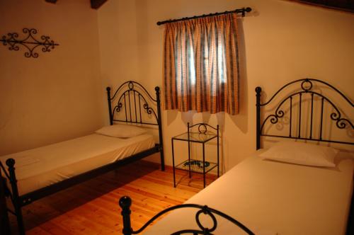 Un pat sau paturi într-o cameră la Iron House